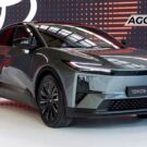 Toyota C-HR cinza parado na diagonal.