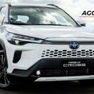 Toyota Corolla Cross branco parado de frente.