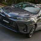 Toyota Yaris cinza em velocidade.