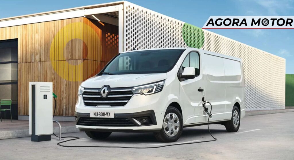 Renault Trafic branco parado.