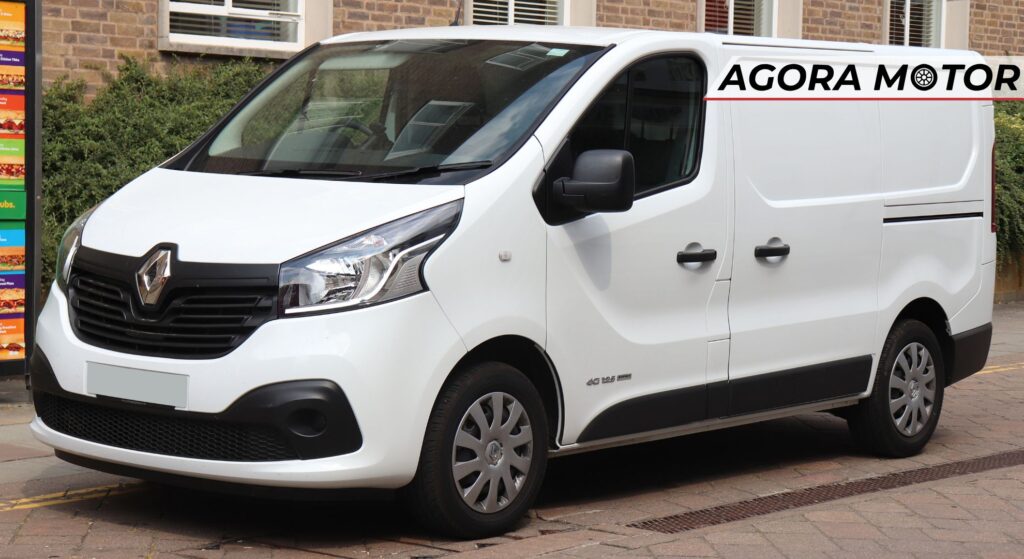 Renault Trafic branco parado na diagonal.