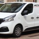 Renault Trafic branco parado na diagonal.