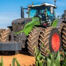 Trator verde na roça.