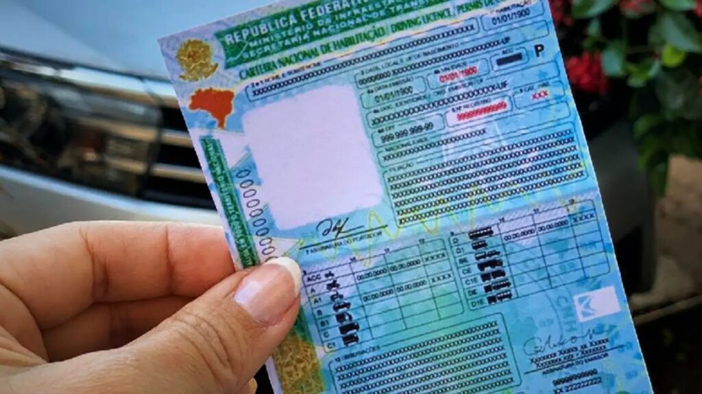 CNH na mão de uma pessoa.