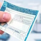 CNH na mão de uma pessoa.