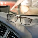 Um óculos dentro do carro.