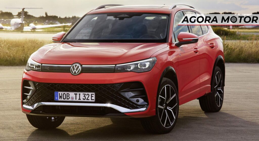 Volkswagen Tiguan vermelho parado na diagoanl.