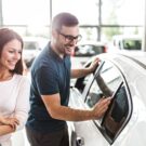 Pessoas comprando um carro novo.