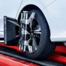 Carro branco fazendo alinhamento.