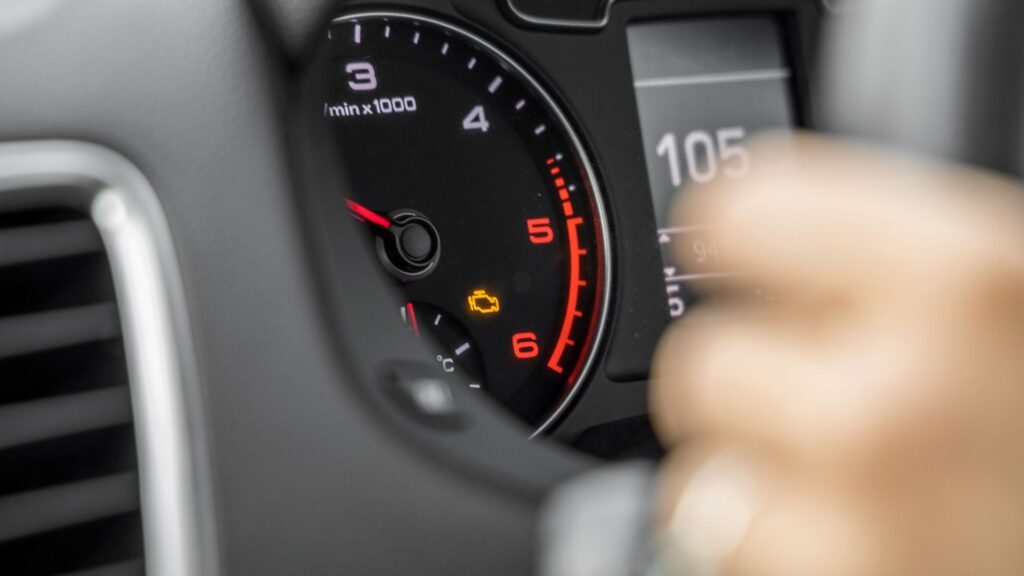 Pode dirigir com a luz da injeção acesa?