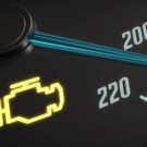 Pode dirigir com a luz da injeção acesa?