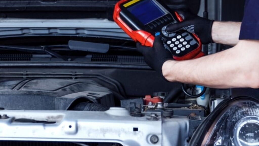 Pode dirigir com a luz da injeção acesa?