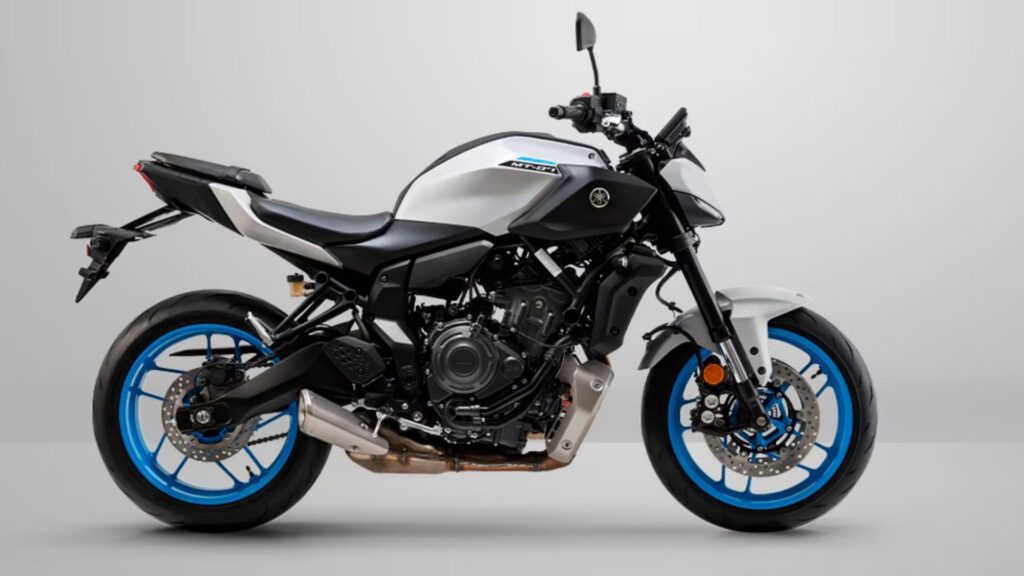 Lateral da Yamaha MT-07 cinza.