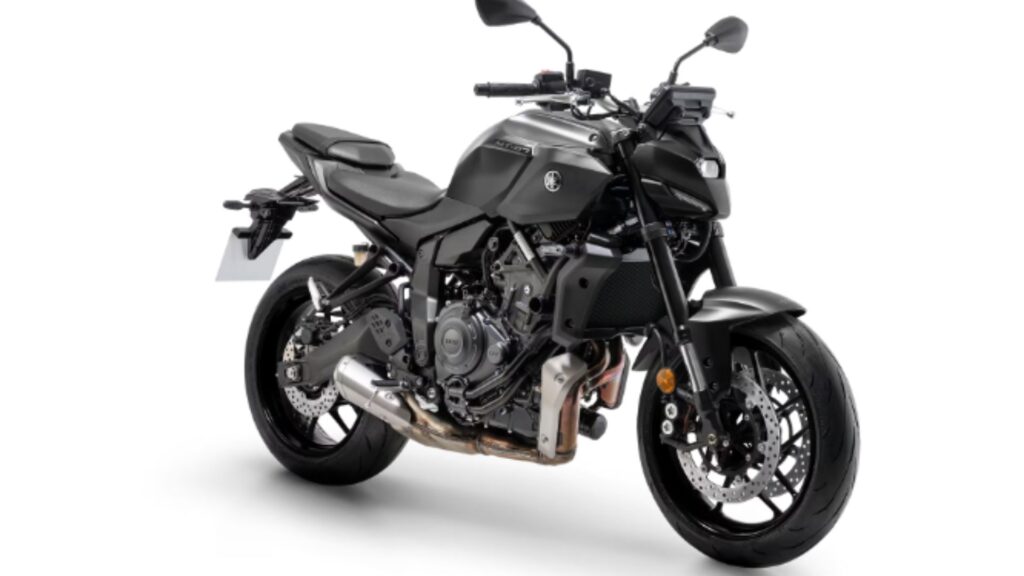 Yamaha MT-07 preta na diagonal em um fundo branco.