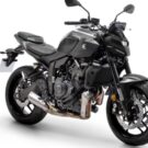 Yamaha MT-07 preta na diagonal em um fundo branco.