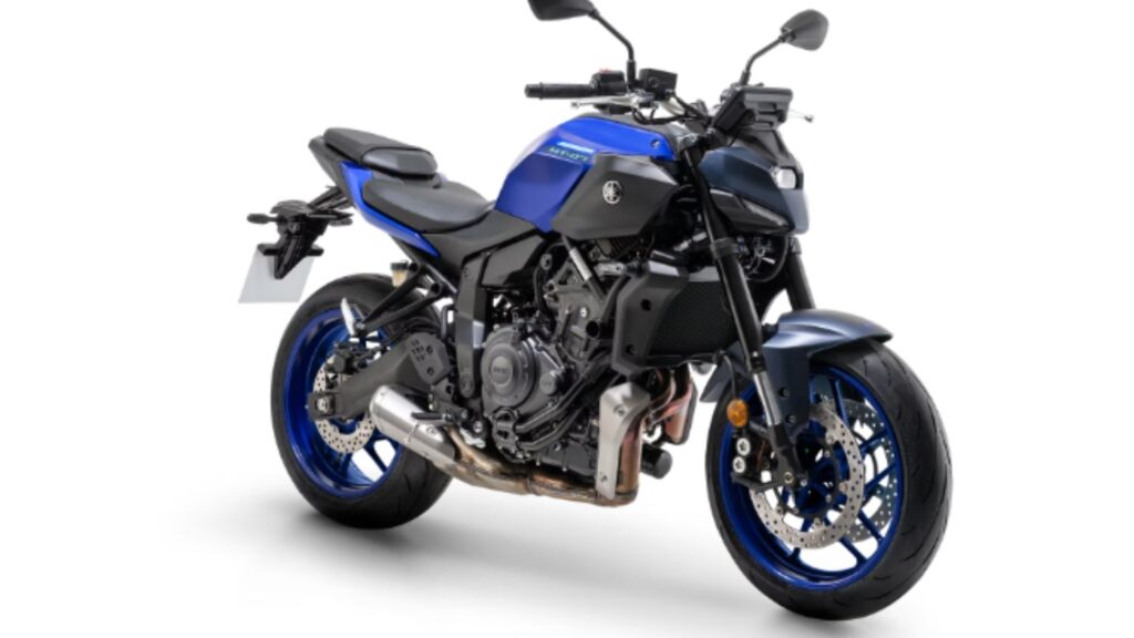Yamaha MT-07 azul na diagonal em um fundo brano.