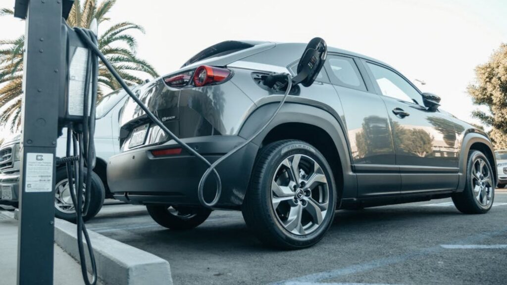 Vendas de carros elétricos disparam em fevereiro.