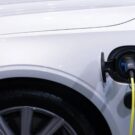 Vendas de carros elétricos disparam em fevereiro.