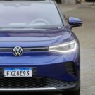 Volkswagen ID.4 azul parado de frente.