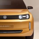 Volkswagen ID.Every1 amarelo parado de frente.