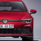 Volkswagen Golf vermelho parado de frente.