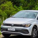 Volkswagen Polo Track prata parado na diagonal.