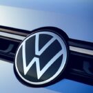 Volkswagen Taos destacando a logo.