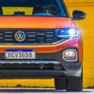 Volkswagen T-Cross laranja parado de frente.