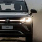 Volkswagen Taos cinza parado de frente.