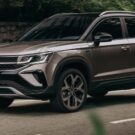 Volkswagen Taos 2025 marrom na estrada.