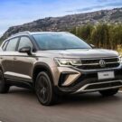 Volkswagen Taos acelerando na estrada.