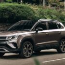 Volkswagen Taos marrom na estrada.