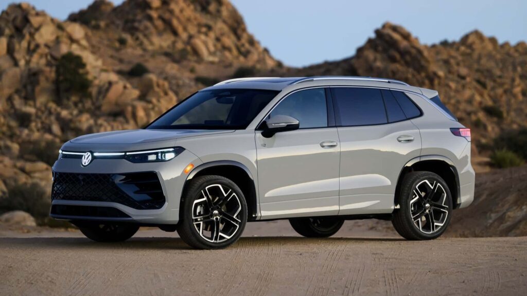 Volkswagen Tiguan híbrida cinza na diagonal.