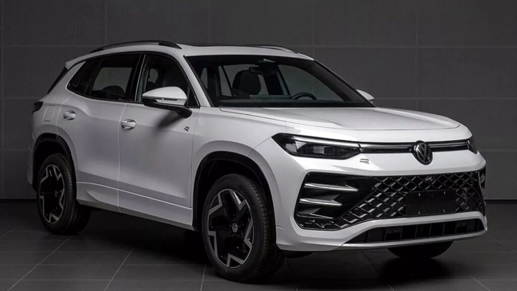 Volkswagen Tiguan híbrida branca na diagonal.