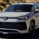 Volkswagen Tiguan híbrida cinza na estrada.