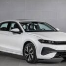 Volkswagen Sagitar branco na diagonal.