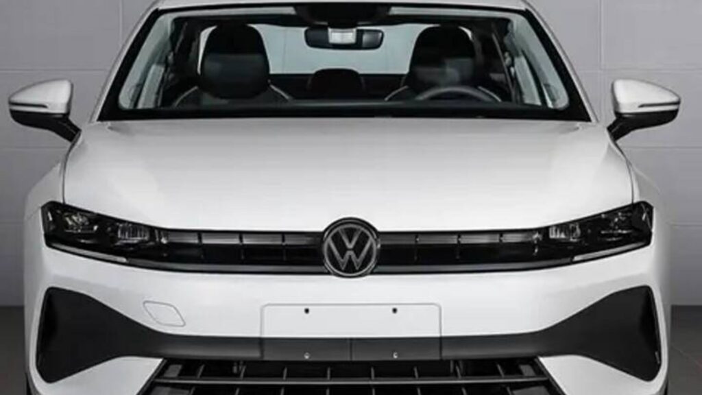 Frente do Volkswagen Sagitar branco.