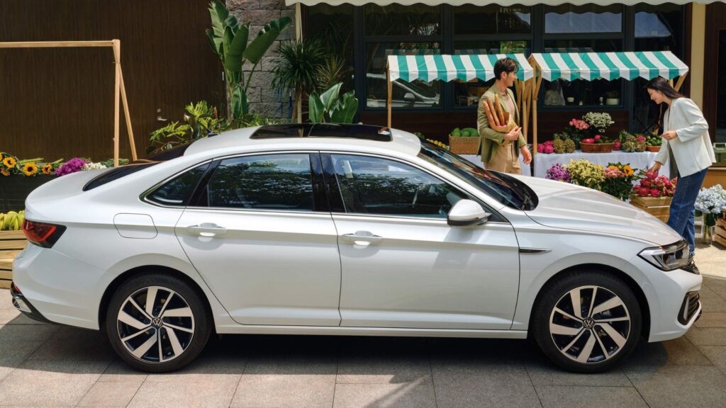 Lateral do Volkswagen Sagitar branco.