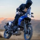 Yamaha Ténéré 700 azul em velocidade.