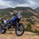 Yamaha Ténéré 700 azul na diagonal parada.