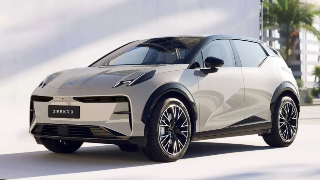 Zeekr X bege na diagonal.