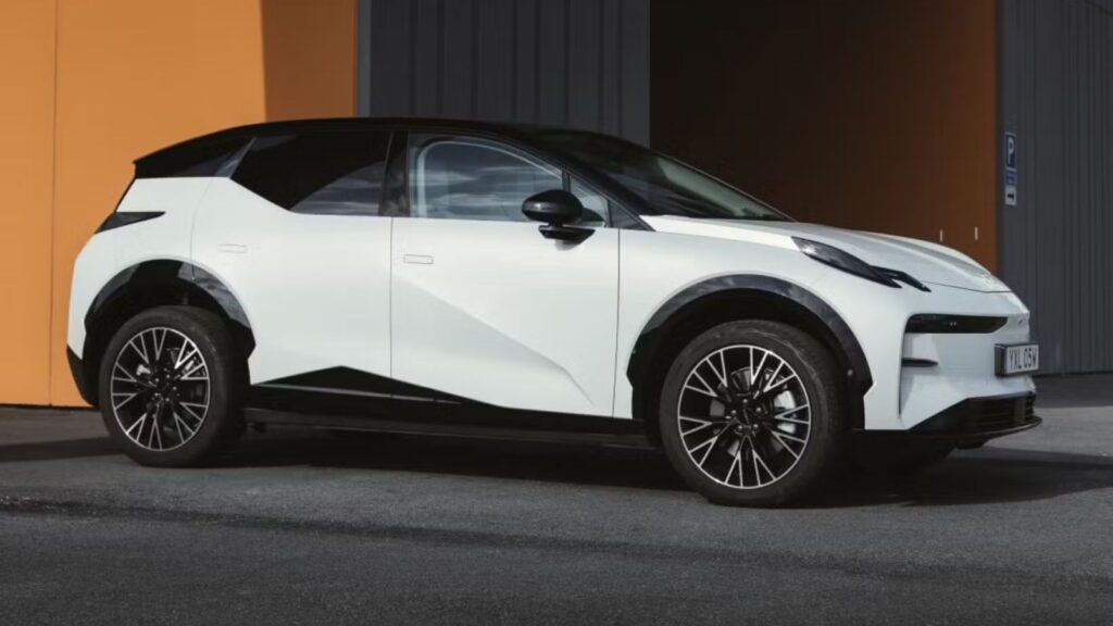 Lateral do Zeekr X branco parado.