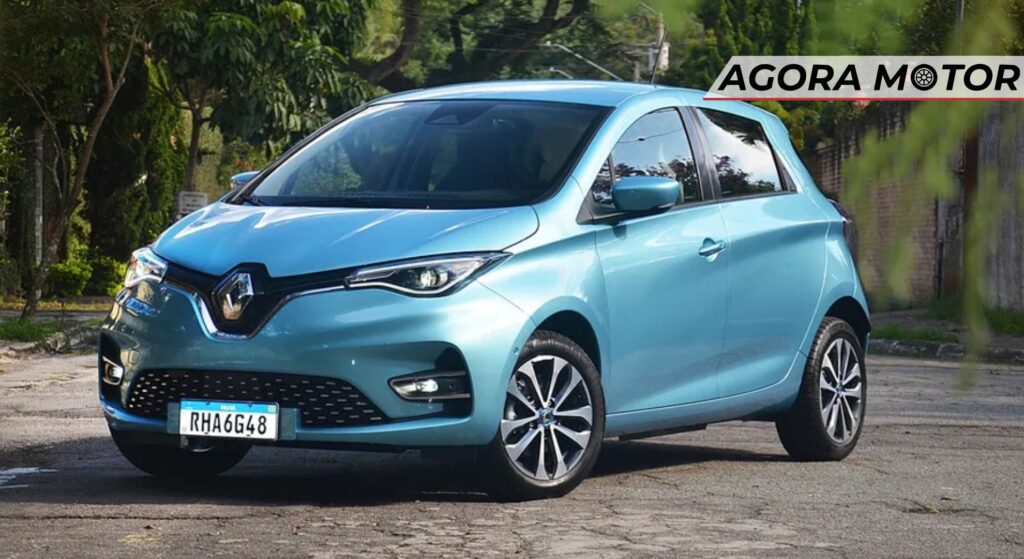 Renault Zoe azul parado na diagonal.