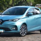 Renault Zoe azul parado na diagonal.