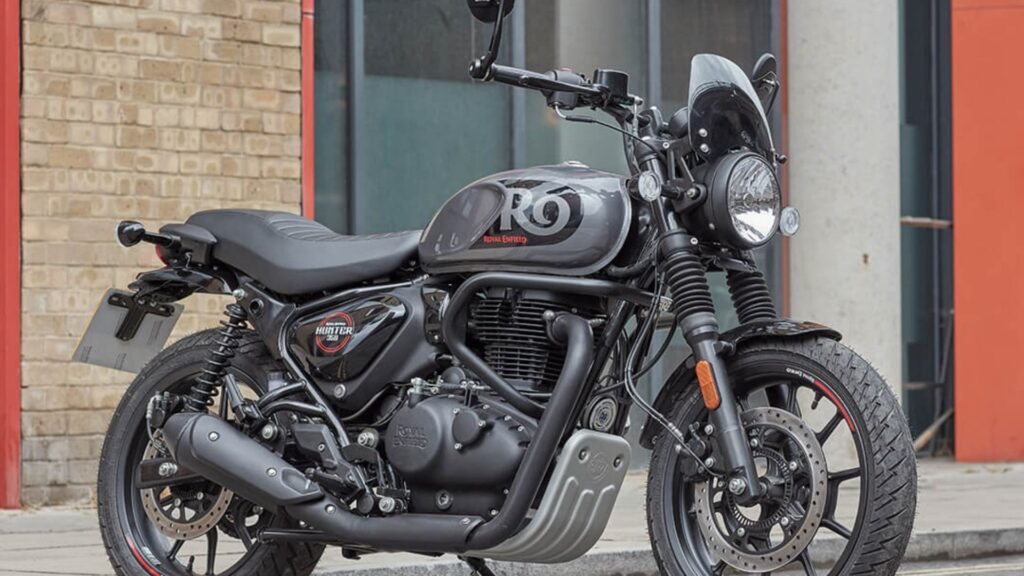 Royal Enfield Hunter 350 cinza escuro estacionada.