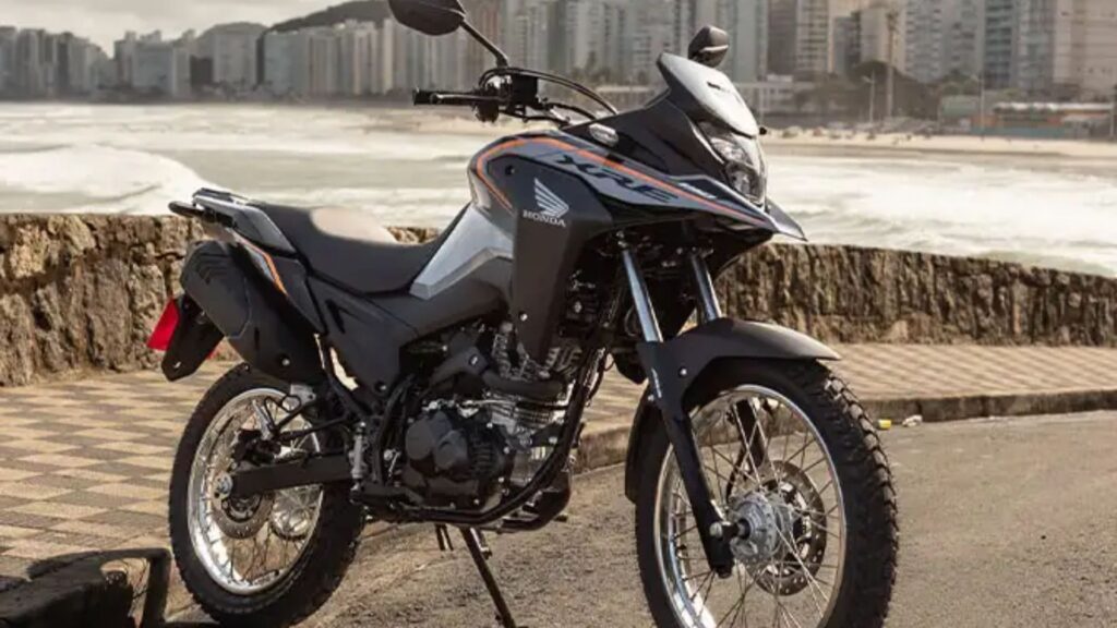 XRE 190 parada na diagonal.