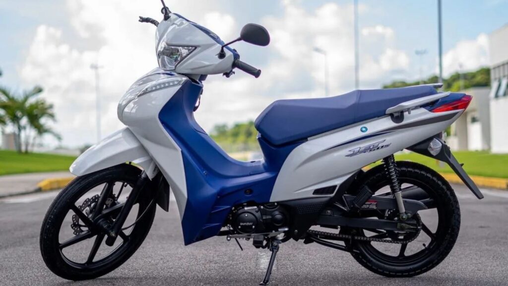 Shineray Jet 125 SS branca com os bancos azuis parado na estrada.
