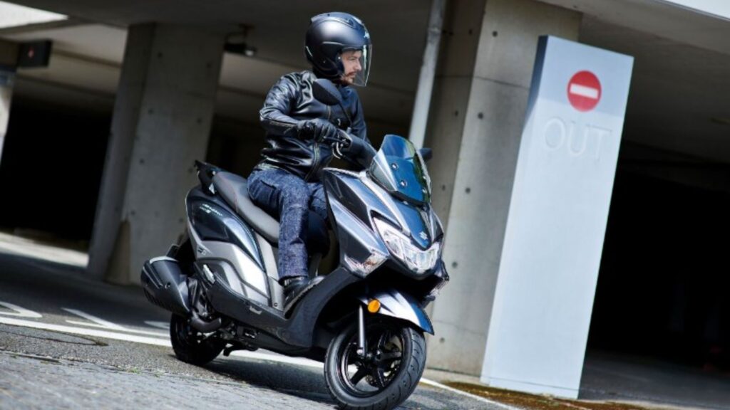 Suzuki Burgman 125 em movimento.
