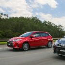 Toyota Yaris vermelho na estrada.