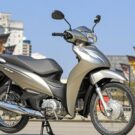 Honda Biz 110i parada na diagonal.